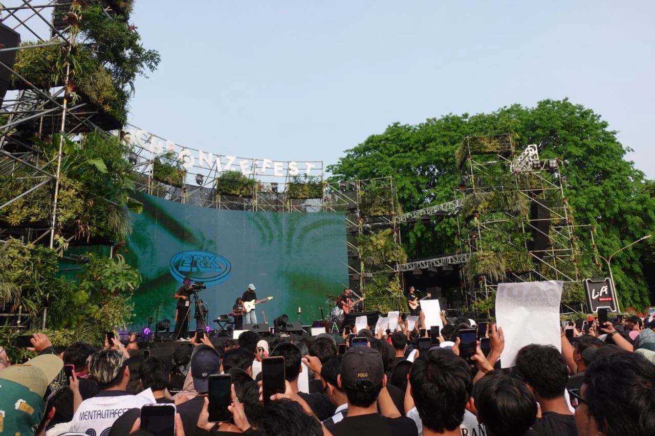 Efek Rumah Kaca Buka Synchronize Fest dengan Aksi Teatrikal post thumbnail image